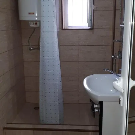 Central Two Bedroom Apartment *